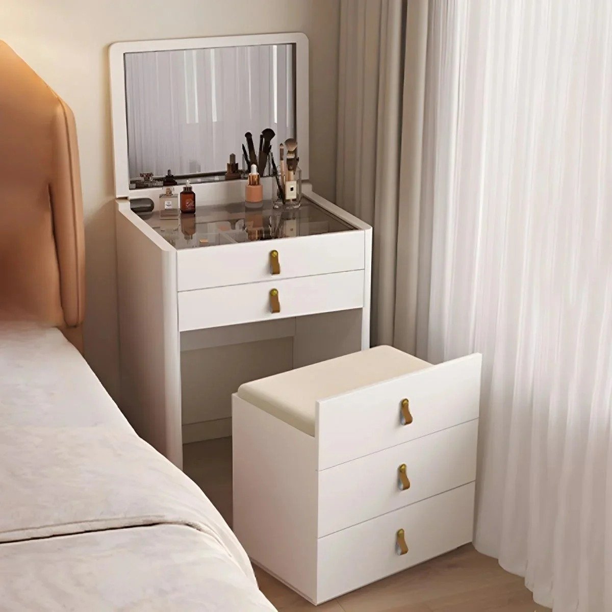 imgi_6_1755323924-1 Ivory – Luxuriöser Schminktisch mit klappbarem Spiegel – Bild 1
